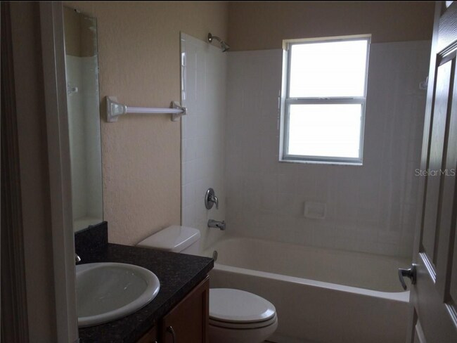 Building Photo - Spacious 4-Bedroom 2 bathroom Home in Wint...