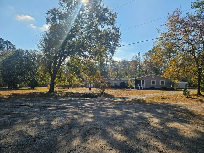 Building Photo - Lovely 3-Bedroom Home with Fenced Yard & R...