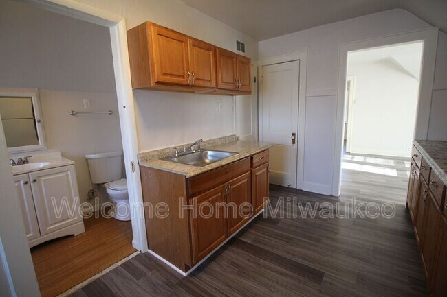 Building Photo - 1523 S 70th St