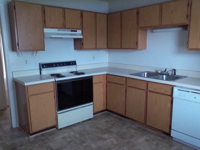 Building Photo - 2 Bedroom, 1 Bath Downstairs Unit ** Call us about our Move in Special**