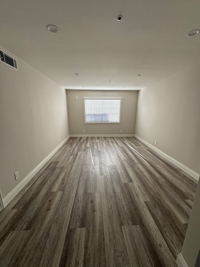 Foto del edificio - 922 Benito Ave