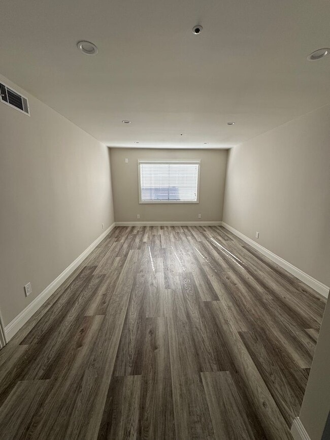 Building Photo - 922 Benito Ave