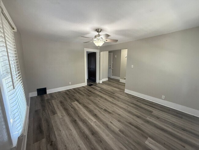 Building Photo - One bedroom available for an immediate mov...