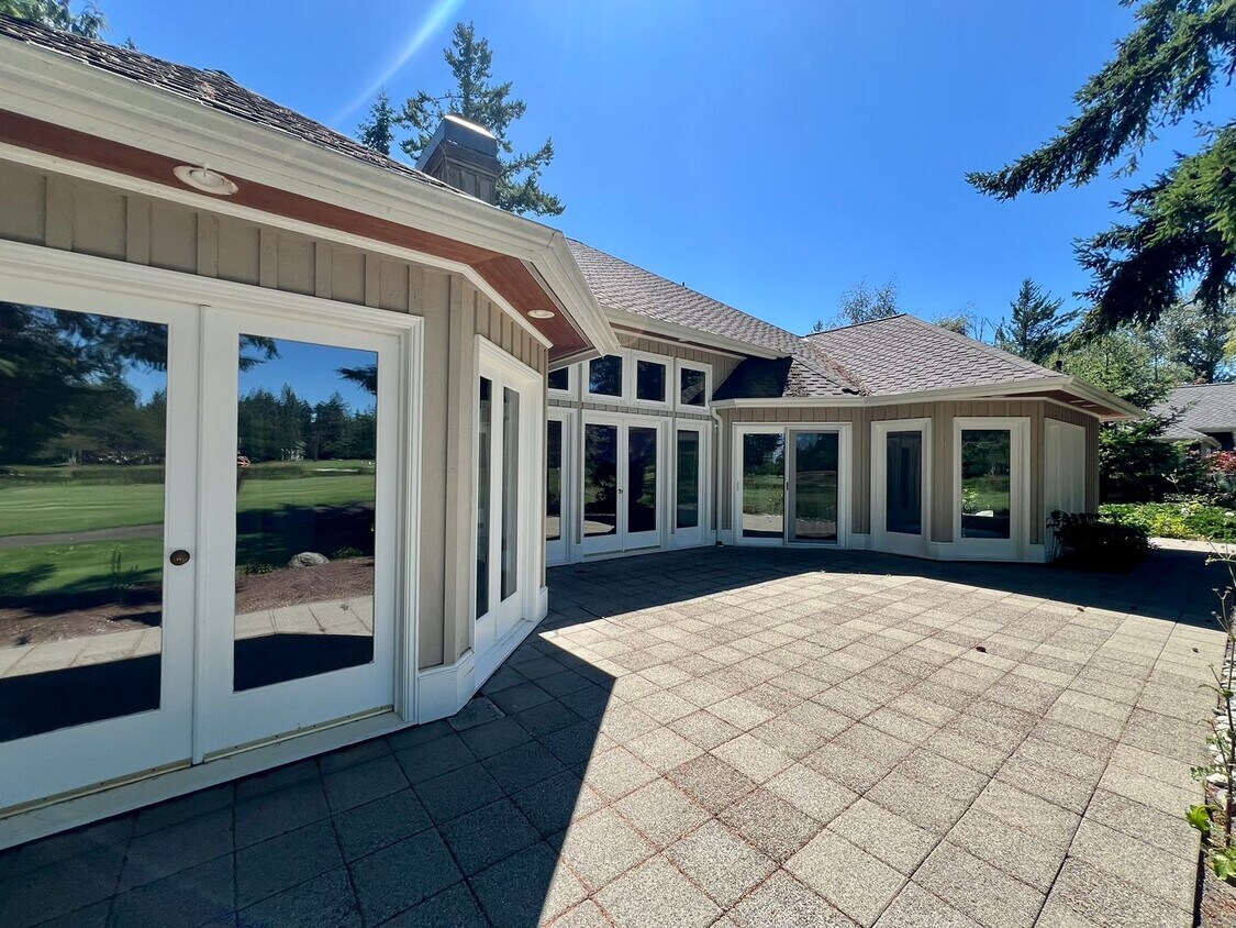Primary Photo - Beautiful 3-Bed 3-Bath home on Semiahmoo G...
