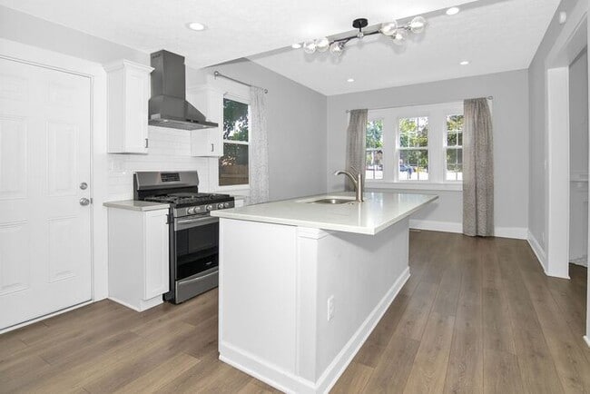 Foto del edificio - Classic Remodeled Townhome in Windsor Park