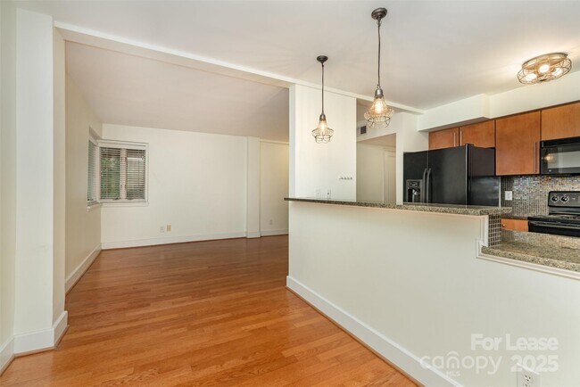 Foto del edificio - 2441 Vail Ave