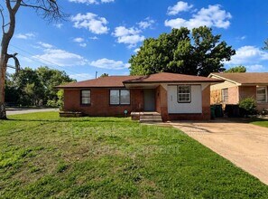 Building Photo - 2500 SW 48th St