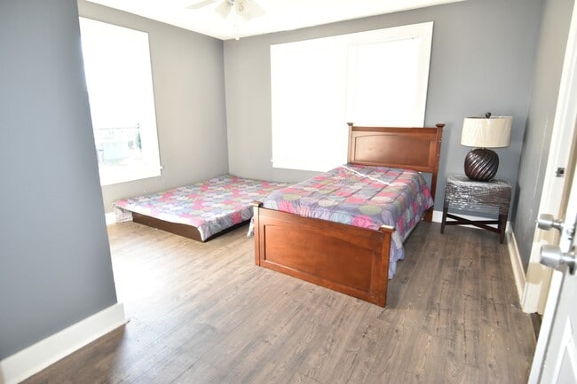 Building Photo - 807 7th St