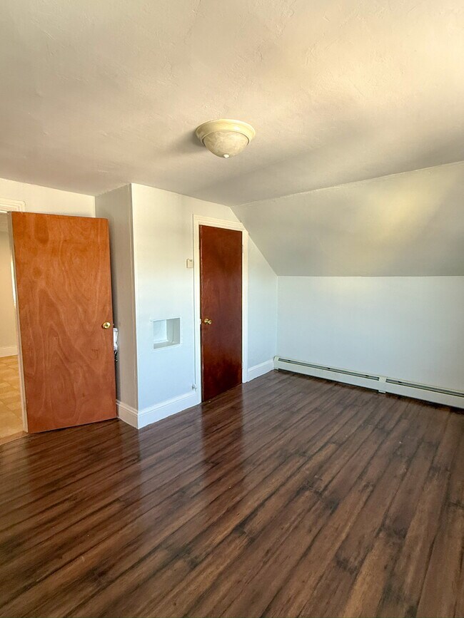 Ángulo 1 de la sala de estar - 62 Fourth St