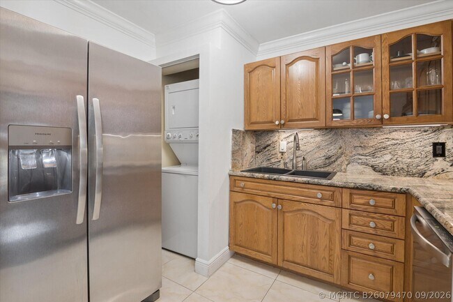 Building Photo - 6287 Bay Club Dr