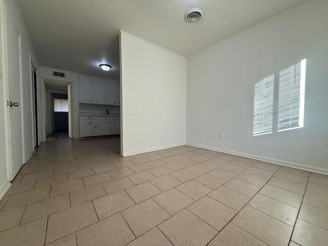 Building Photo - FOR RENT – 4 BEDROOM HOME AVAILABLE NOW