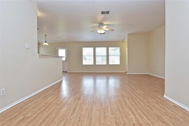 Foto del edificio - 401 Bandara Woods Blvd