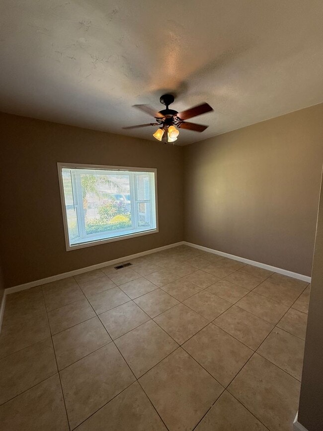 Building Photo - Charming 2 Bedroom 1 Bath