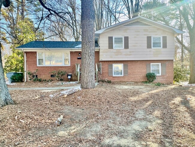 Building Photo - Must see This 4 Bedroom 2 Bath Tri Level Home. Located Close to Sugar Creek Rd and N. Tryon St