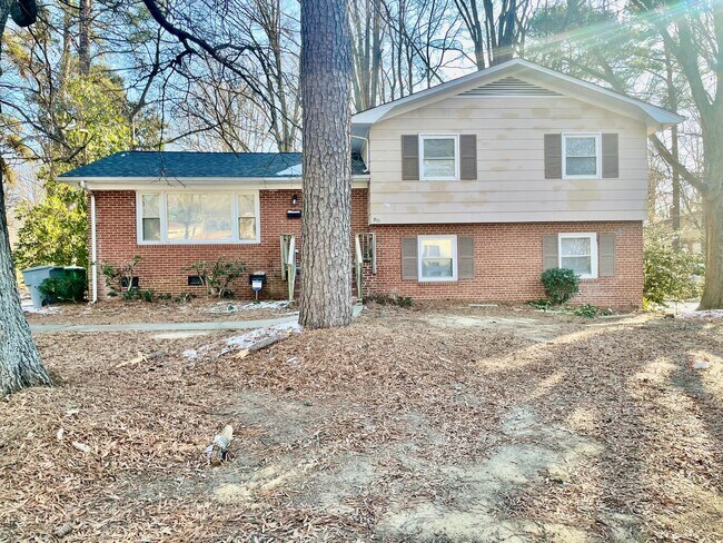 Foto del edificio - Must see This 4 Bedroom 2 Bath Tri Level Home. Located Close to Sugar Creek Rd and N. Tryon St