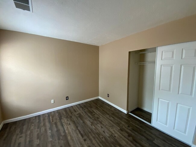 Building Photo - 2 Bedroom Single Story Home Available Near...