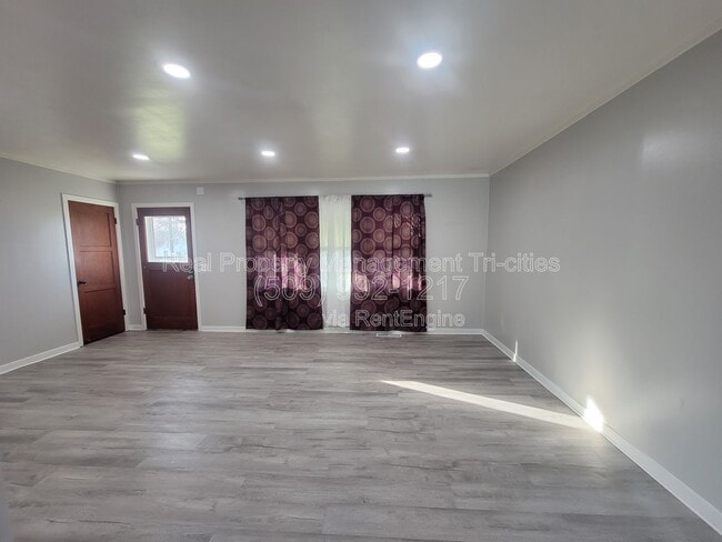 Foto del edificio - 400/402 Barth Ave