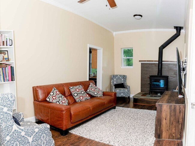 Foto del edificio - 3 Bedroom,  2 full Bathroom, 1 Office Spac...