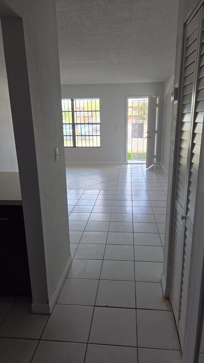 Foto del edificio - 251 NW 177th St