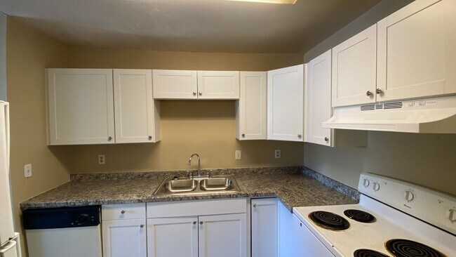 Building Photo - 3 Bedroom, 2.5 Bath First Floor in Hunting...