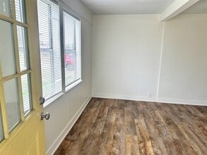 Building Photo - 1005 Avenue E 1/2