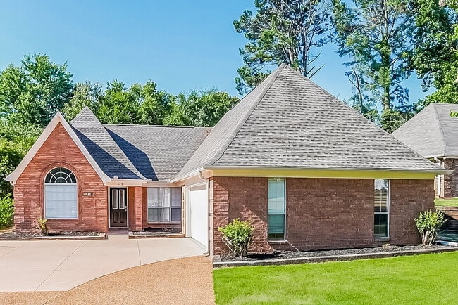 Building Photo - 1163 Carriage Dr S