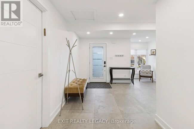 Building Photo - 4 Oak Ct