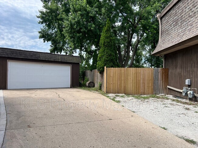 Foto del edificio - 6642 Holcomb Cir
