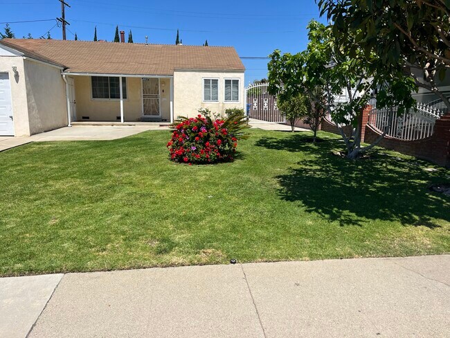 Foto del edificio - 8819 Kittyhawk Ave