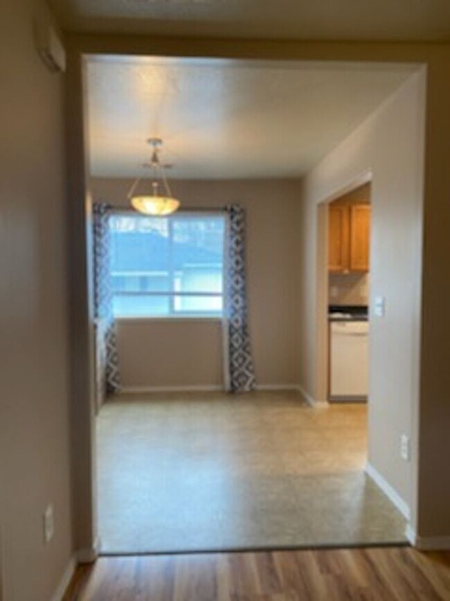 Building Photo - 2133 Poplar Dr