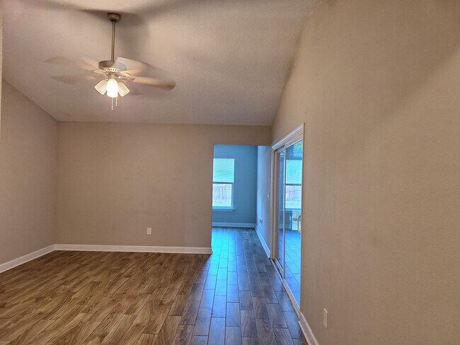 Foto del edificio - 3459 Excalibur Way E