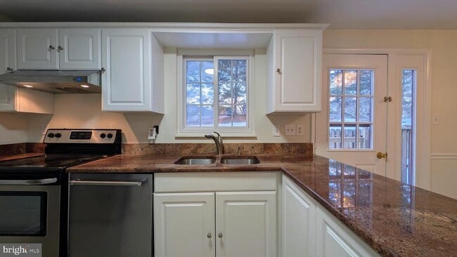 Building Photo - 11181 Captain's Walk Ct