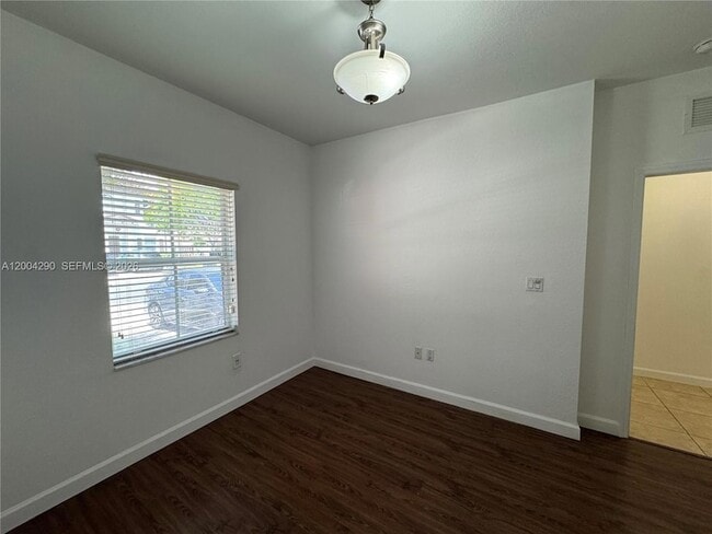 Foto del edificio - 2356 NE 3rd Ct