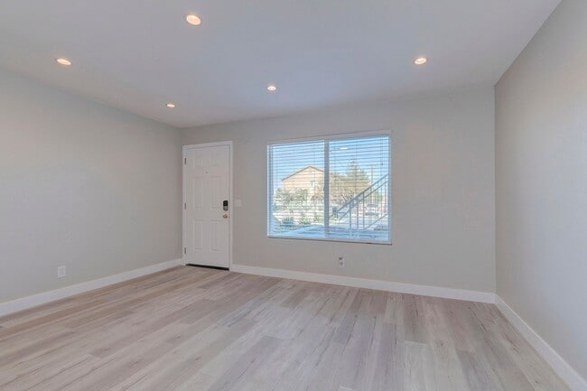 Building Photo - 471 Rexford Dr
