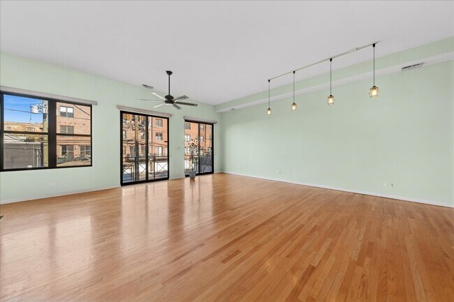 Foto del edificio - 2511 N Milwaukee Ave