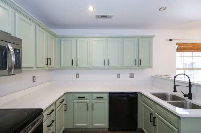 Building Photo - Gorgeous 3 Bed 2 Bath In Quiet Neighborhood