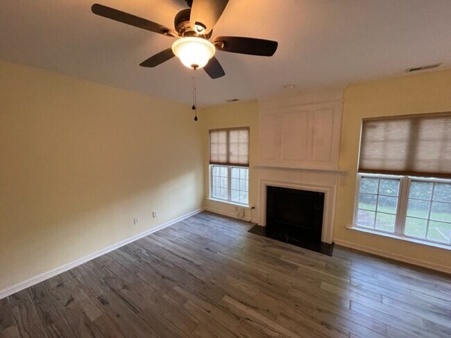 Foto del edificio - 8203 Saltwood Pl