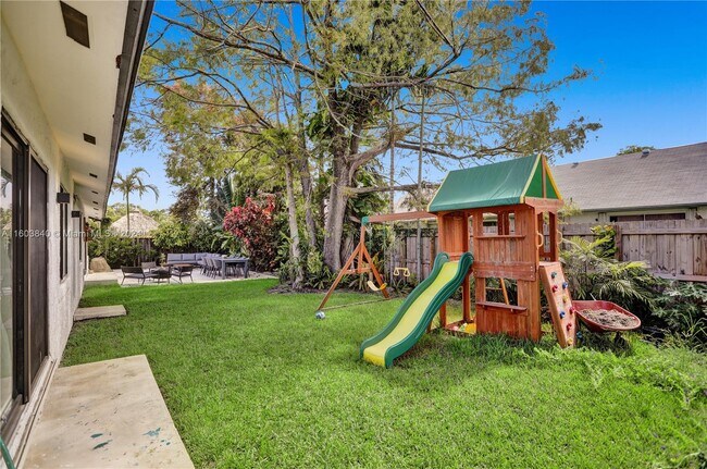 Building Photo - 10255 SW 131st Ct
