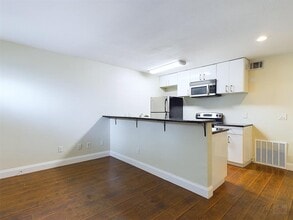 Building Photo - 2302 East Side Dr