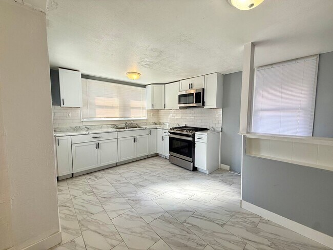 Foto del edificio - Freshly Updated 2 Bed Home with Extra Storage