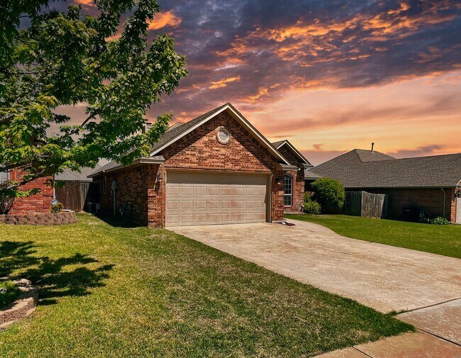 Foto del edificio - Absolutely Gorgeous Home in Moore with Spa...