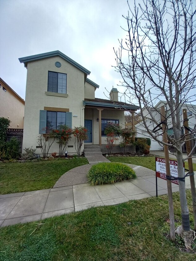 Foto principal - 3 bedroom 2 bath home close to Downtown Ma...