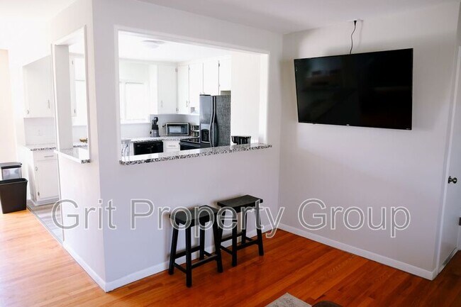 Foto del edificio - 5717 W 97th St