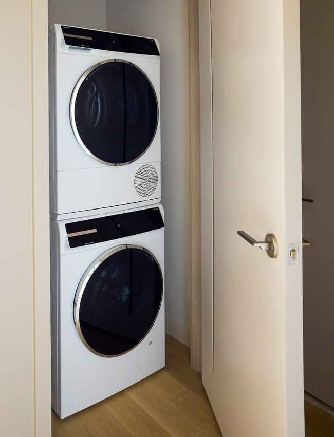 Interior Photo - 700 Broadway