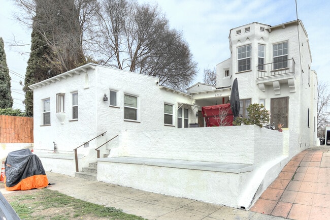 Building Photo - 1252 N Mariposa Ave