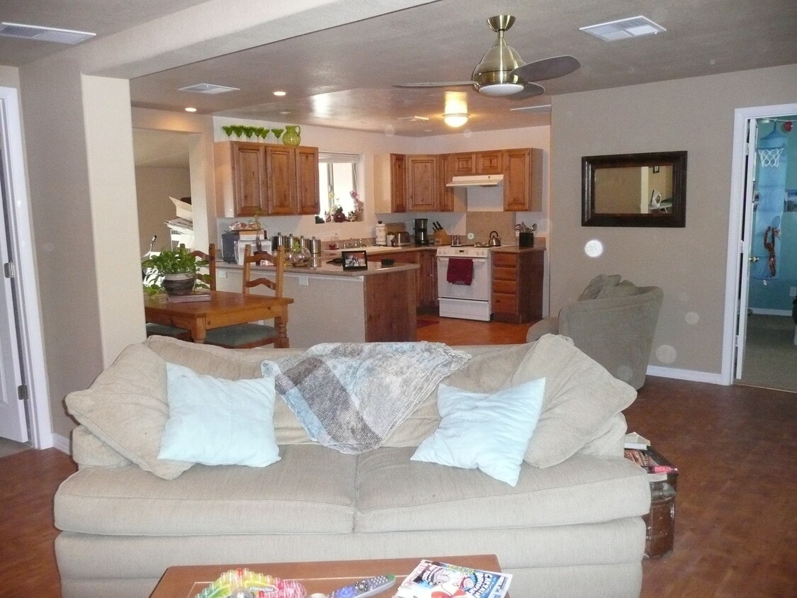 Foto principal - 1017 E Roma Ave