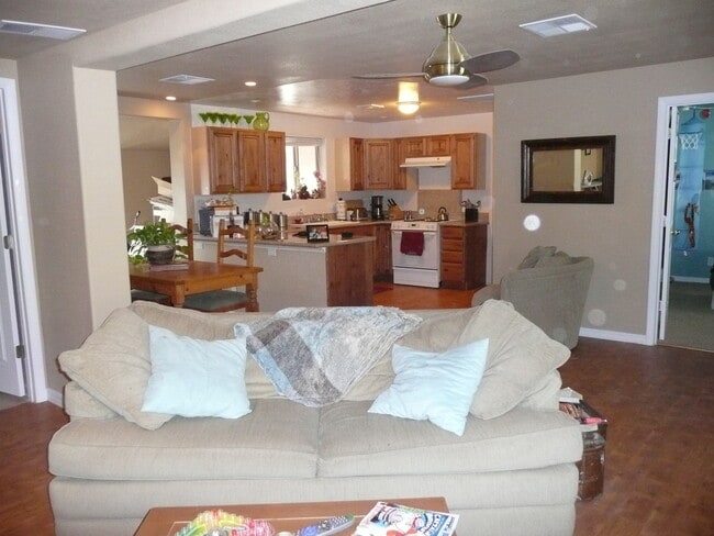 Building Photo - 1017 E Roma Ave