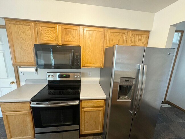 Foto del edificio - Three Bedroom Townhome with Creek in Backyard
