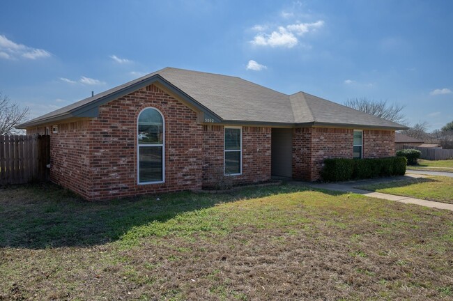 Building Photo - 3802 Lone Oak Dr