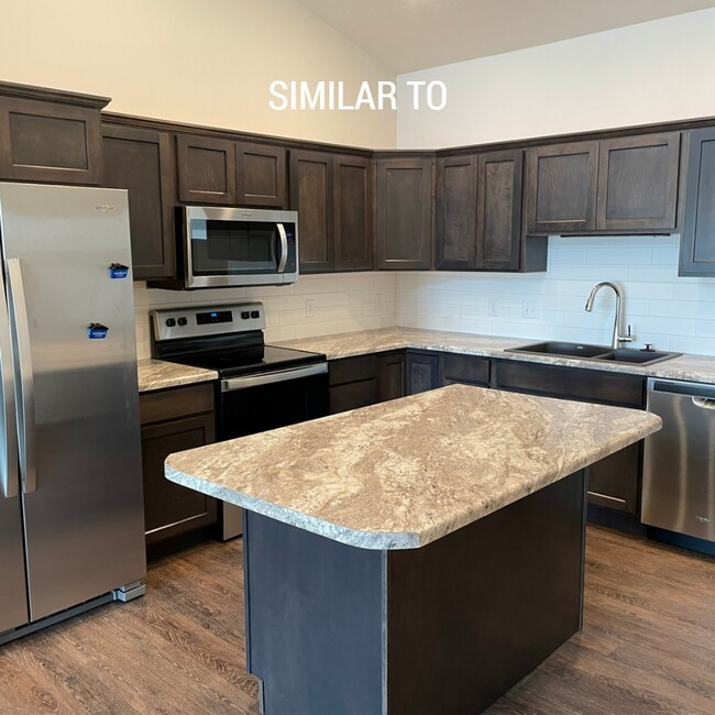Building Photo - Bright & Spacious One-Level Living with Mo...